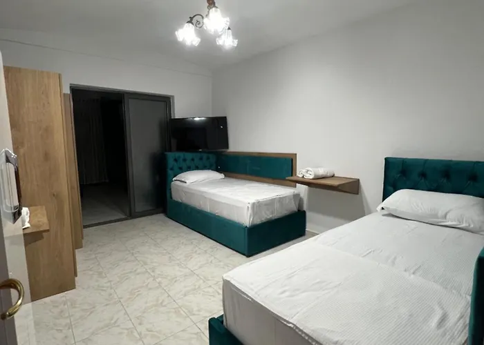 Sisterhood Hostel-female Only * טיראנה