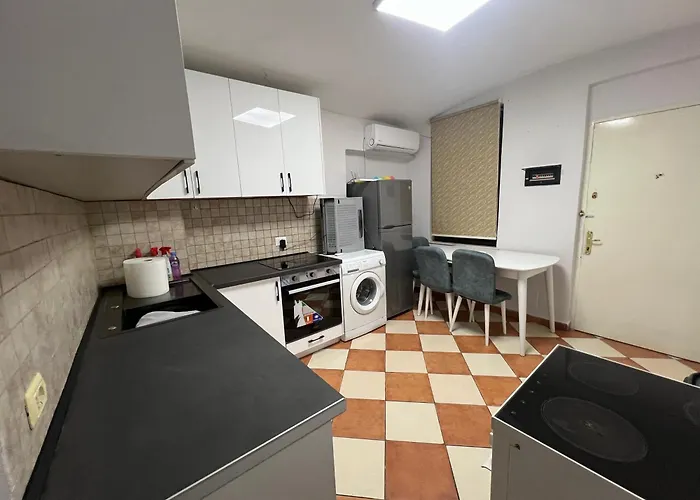 Sisterhood Hostel-female Only אכסניה טיראנה